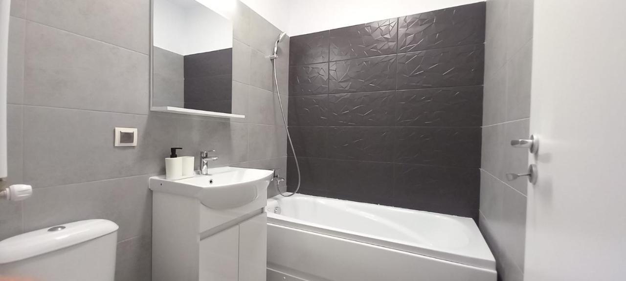 Modern 1Br Apartment With Wifi, Parking And Self Check In Bucarest Exterior foto